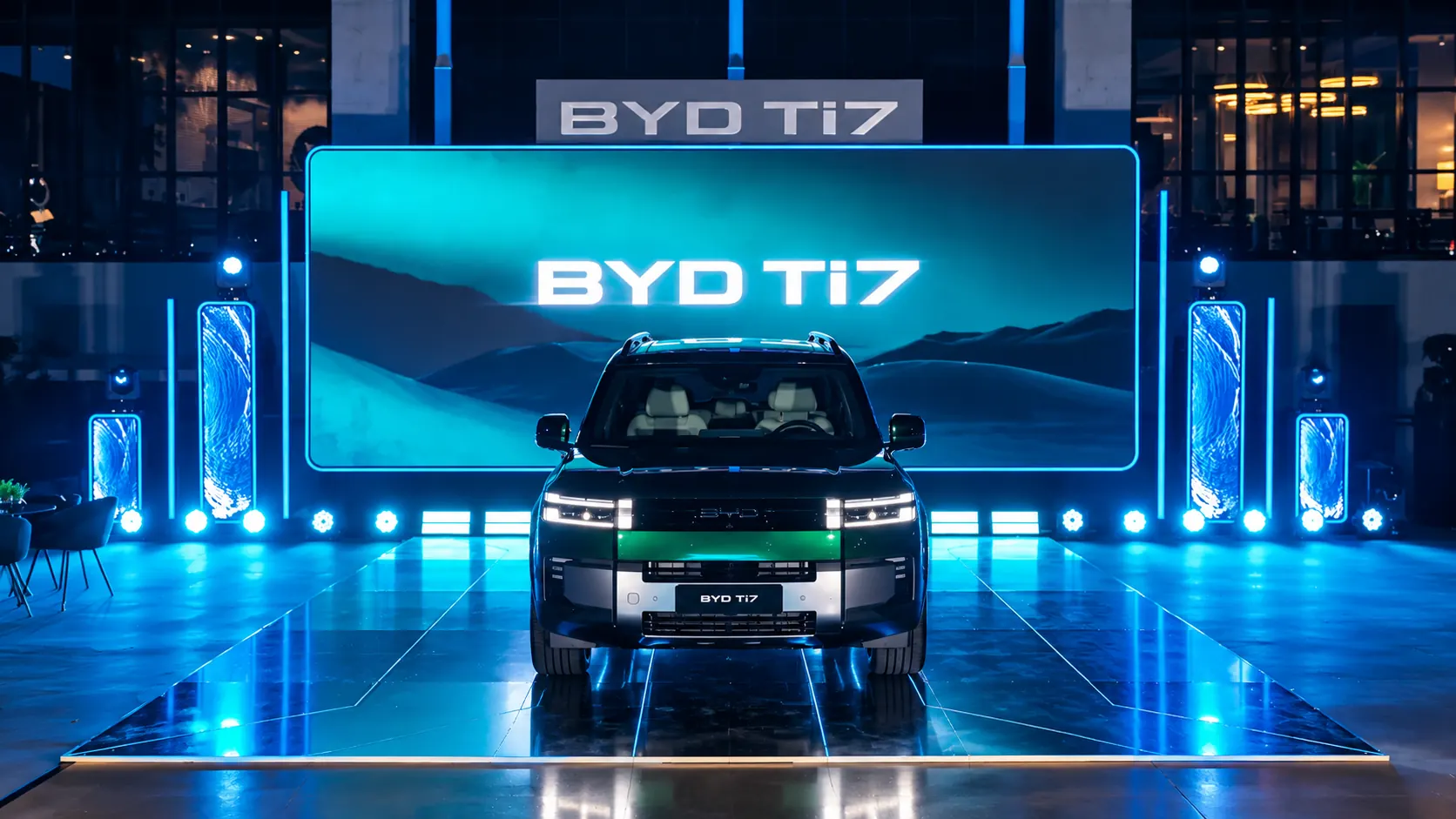 Ilustración editorial del SUV BYD Ti7 frente al escenario iluminado de su presentación en Paraguay